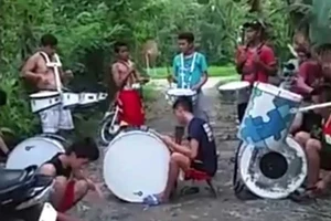 Nhóm nhạc nghiệp dư chơi trống 'bá đạo'
