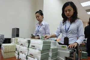 Nới lỏng tín dụng, lo tiền bị bơm ra quá nhiều 