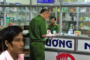 Đâm người tại chợ, đến tiệm thuốc ở Vĩnh Cửu giết người