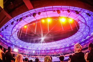 Pháo hoa rực rỡ không trong được ‘ao làng’