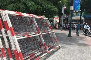 Nhiều khung kẽm gai ngay sát cổng trường tiểu học