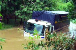 9 người kẹt trong ô tô bị lũ cuốn ở Đồng Nai