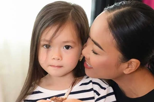 Con gái Đoan Trang bộc lộ năng khiếu thời trang