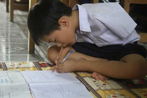 Cậu bé viết bằng chân mơ xây nhà cho mẹ