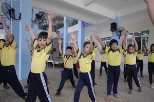 Thoát cảnh trường ‘treo’, thầy trò mừng rơi nước mắt 