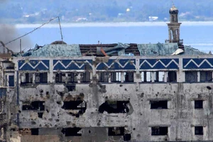 Phụ nữ, trẻ em bắn trả quân chính phủ tại Marawi