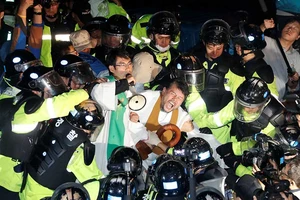 Biểu tình chống tên lửa Mỹ, hàng chục người bị thương