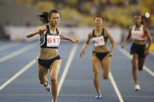 Con gái bác xe ôm làm rạng danh xóm nghèo