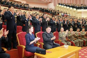Phu nhân ông Kim Jong-un tái xuất hiện tại đại tiệc