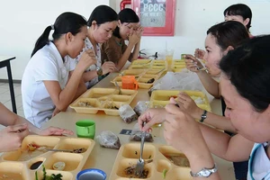 Suất cơm công nghiệp 12.000 đồng: Công nhân ăn gì?