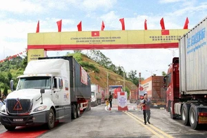 Thông xe tuyến chuyên dụng chở hàng Việt - Trung