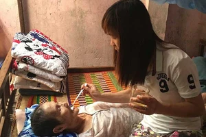 Nữ tuyển thủ đá bóng kiếm tiền chữa bệnh cho mẹ