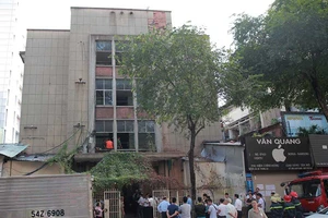 Khẩn cấp tháo dỡ chung cư sắp sập ngay giữa quận 1