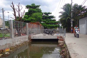 Quận cho xây cầu, sao dân phản đối?