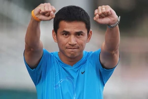 VFF có dám nhờ bầu Đức mời Kiatisak?