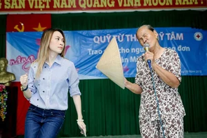 Mỹ Tâm nhường sân khấu cho cụ bà hát 'Tôi là tôi'