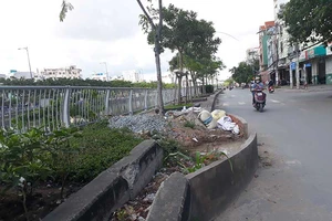 Thi công kiểu ngáng chân người đi đường