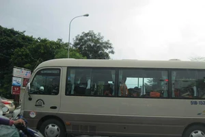 Chặn nạn nối đuôi vượt đèn đỏ giờ cao điểm