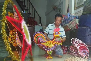 Xóm lồng đèn làm không kịp bán 