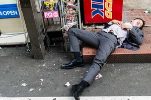 Nghệ thuật… say xỉn và ngủ ngoài đường