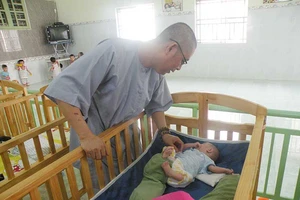 Hai anh em nguyện sống độc thân nuôi con người dưng