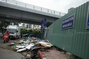 ‘Bẫy’ rác ngay vòng xoay 