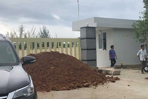 Nhà máy bột cá bị lấp cổng ngăn hoạt động