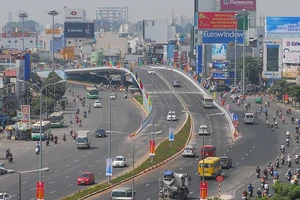 Cho xe máy chạy trên cầu vượt thép tại ngã tư Hàng Xanh