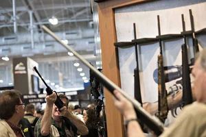 Thảm kịch Las Vegas: Mỹ lại sục sôi chuyện cũ