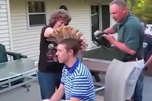 Thót tim với clip ông bố dùng cưa máy cắt tóc cho con 