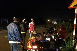 Dân tặng ... xăng cho Đội cứu nạn giao thông 