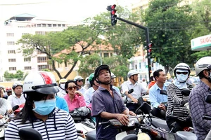 Thực hiện lệch ca, lệch giờ: Giảm ùn tắc nhưng còn ùn ứ