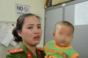 Xuất hiện cha bé trai được nữ công an cưu mang