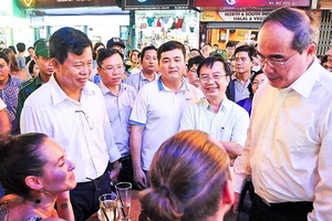 Bí thư Thành ủy TP.HCM thăm 2 phố đi bộ