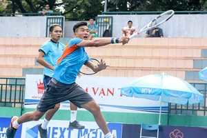 Trò nghèo thiếu ‘máu’ và nhà vô địch thiếu… cúp