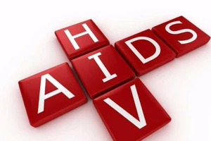 Người nhiễm HIV không cần xài bao cao su khi quan hệ?