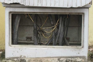 Góc ảnh: Tủ điện mất nắp