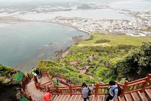 Phía sau vụ Trung Quốc tẩy chay ‘Hawaii của Hàn Quốc’