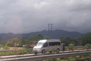 Thót tim vì xe giành khách trên cao tốc