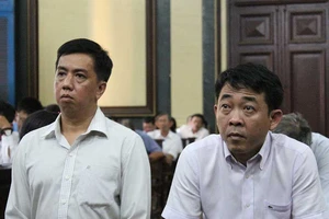 Đại diện hai bộ đến tòa chỉ để… ghi nhận