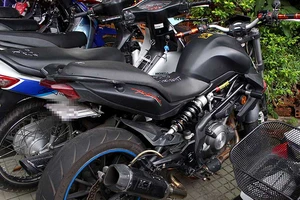 Mô tô khủng vi phạm, CSGT khó truy bắt