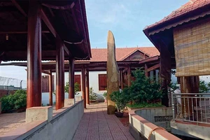 Gỗ rừng chảy về nhà quan