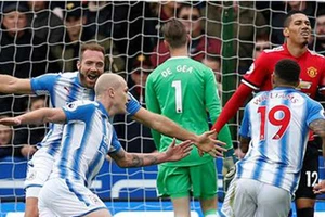 Huddersfield, nơi in dấu giày Kiatisak và nước mắt Mour