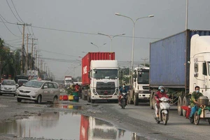 Run rẩy đi qua con đường ‘tử thần’ ở Bình Dương