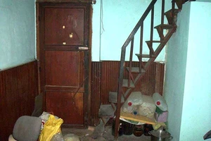 Không thể dọn vào nhà mới vì hàng xóm… cản trở