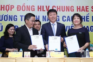 Bầu Đức mời thầy Hàn làm bóng đá tử tế