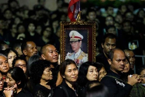 Thái Lan: Biển người tiễn biệt vua Bhumibol