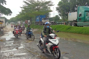 Đường Nguyễn Văn Linh: Xe cộ ‘nhảy nhổm’!