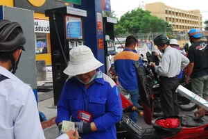 Sau khi dán tem cây xăng, thu thuế tăng 80%