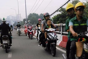 Ba mẹ cũng chạy ngược chiều